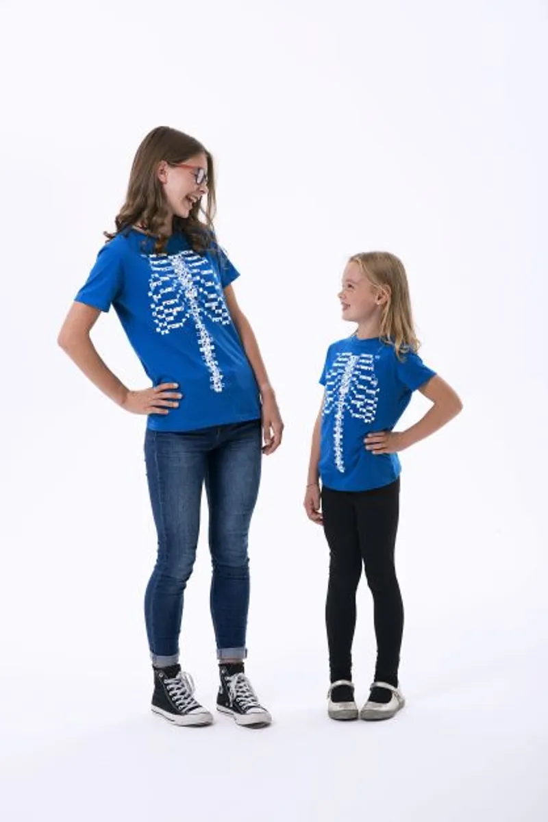 Maglietta Curiscope MINT Virtuali-tee in blu con grafica scheletro indossata da due persone di taglie diverse su sfondo