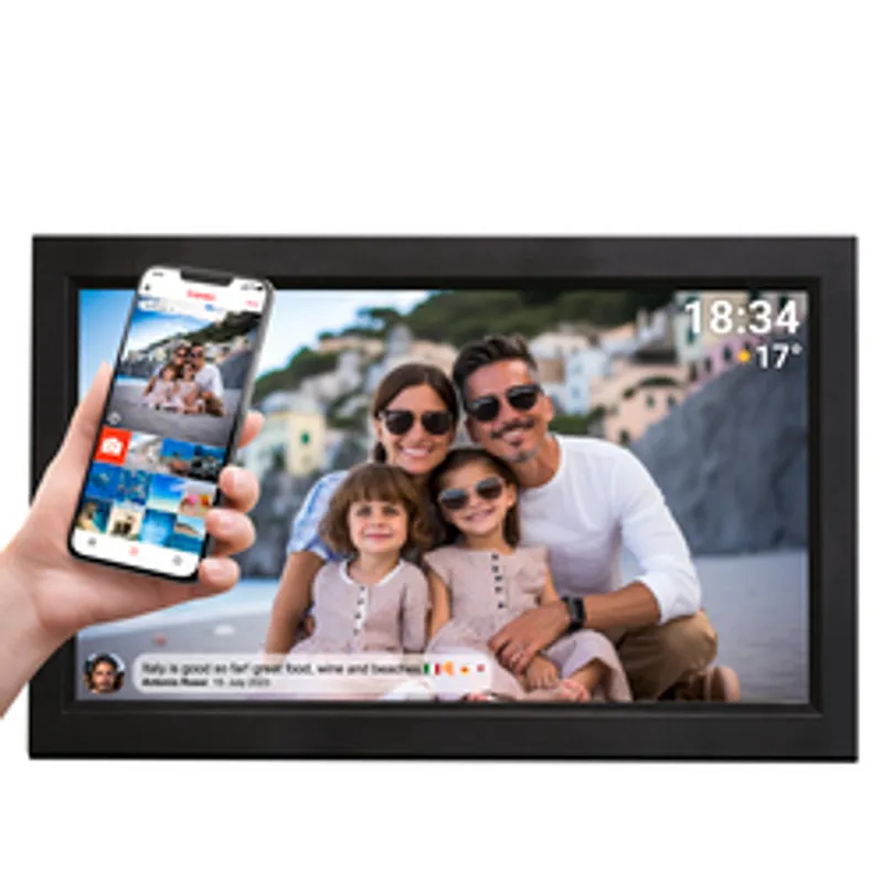 Cornice digitale nera Denver FRAMEO PFF-1503 mostra una foto di famiglia in spiaggia con orario 18:34 e temperatura 17°,