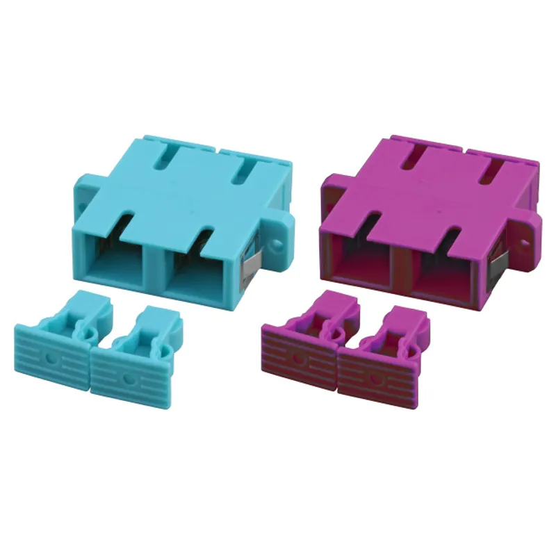 Adattatori duplex in fibra ottica LWL-Kupplung SC/SC OM3 con copriporta aqua e magenta su superficie bianca