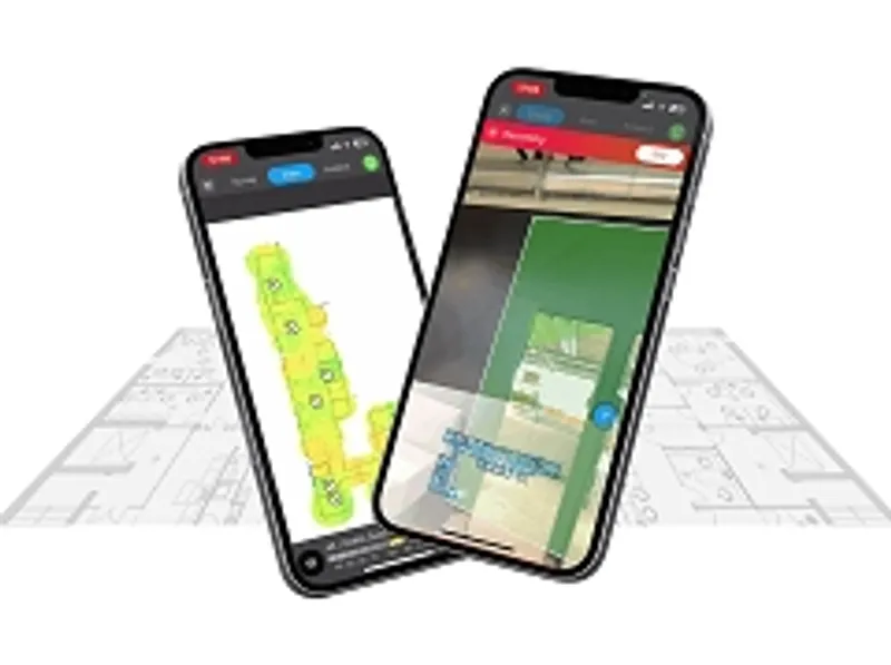 Software Ekahau Site Survey, due smartphone neri sopra un piano architettonico con visualizzazione heatmap e realtà