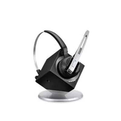 Auricular EPOS IMPACT DW Office ML EU de un solo lado en estación de carga con micrófono plateado y base circular. Auricular EPOS IMPACT DW Office ML EU de un solo lado en estación de carga con micrófono plateado y base circular.