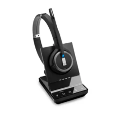Cuffia wireless EPOS IMPACT SDW 5066 nera con base di ricarica su sfondo bianco microfono regolabile e LED blu. Cuffia wireless EPOS IMPACT SDW 5066 nera con base di ricarica su sfondo bianco microfono regolabile e LED blu.