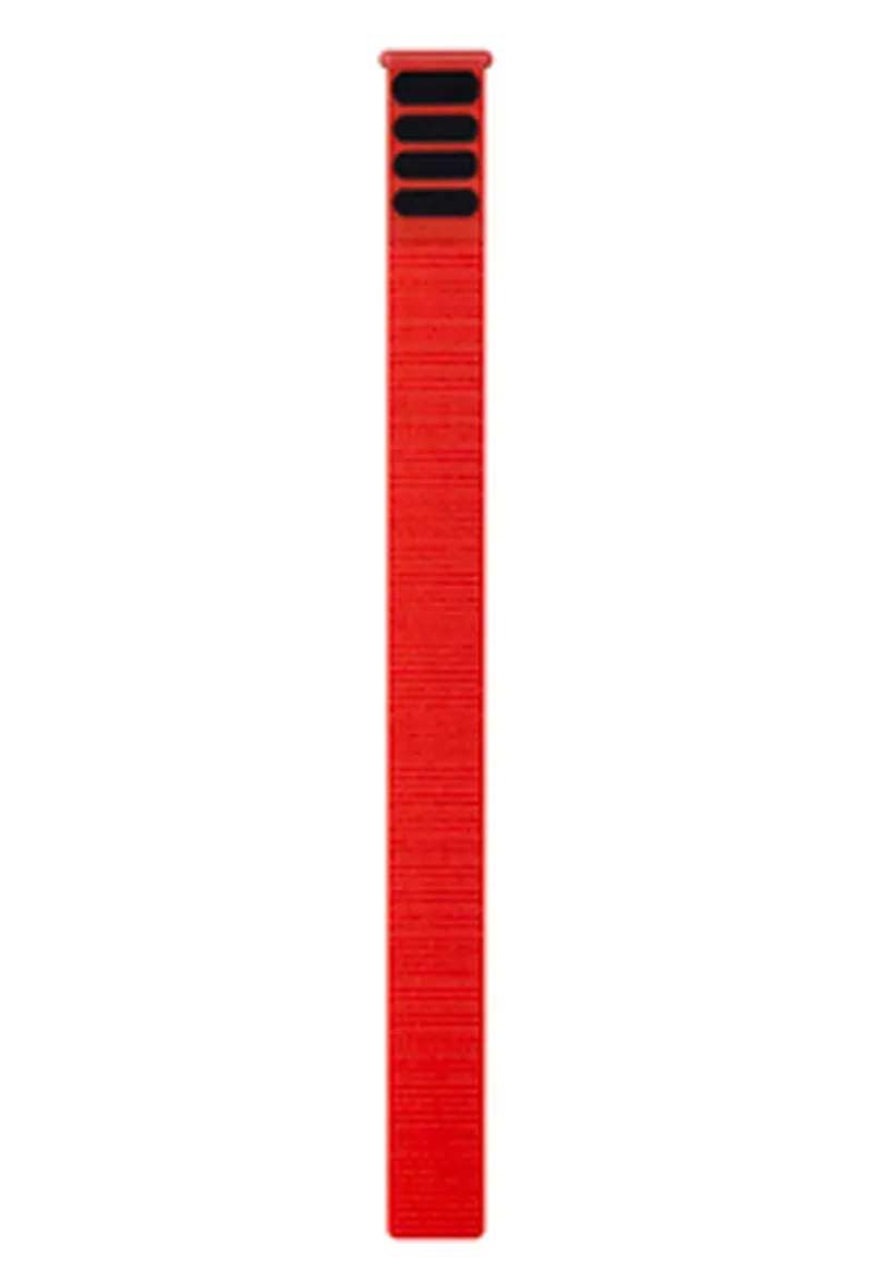 Garmin UltraFit-Armband 26mm Nylon in bright red shown vertically on a wrist for fitness tracking.