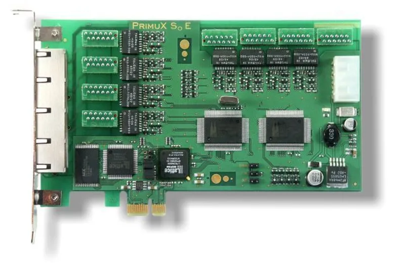 Контроллер Gerdes PrimuX 4S0 PCI-Express для серверов с зеленой платой, разъемами PCIe, терминалами и микросхемами в