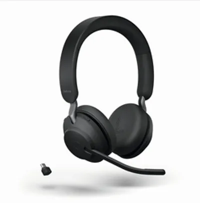 Cuffie stereo Jabra Evolve2 65 UC Duo con microfono e adattatore USB Link 380c su sfondo bianco per ufficio e smart working.