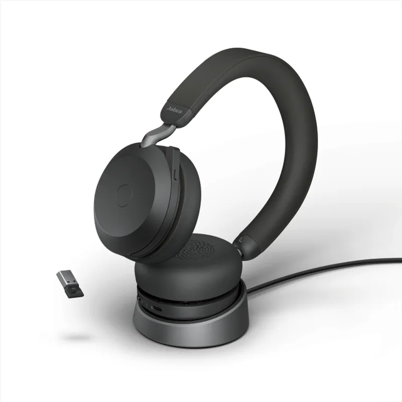 Наушники Jabra Evolve2 75 UC Duo с док-станцией и адаптером Link 380a на белом фоне в комплекте с зарядным устройством.