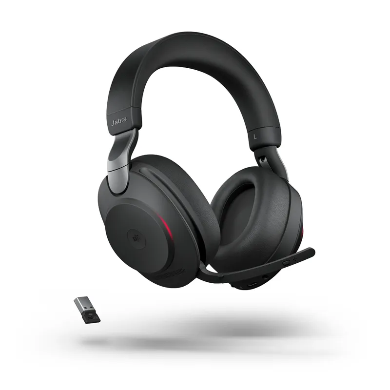 Cuffie over-ear Jabra Evolve2 85 UC Duo nere con microfono a braccio, pulsante Teams e dongle Link 380/390a su sfondo bianco.