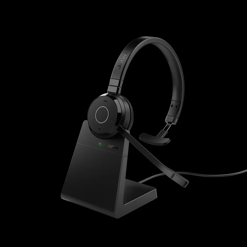 Jabra Headset Evolve 65 TE MS Mono USB с зарядной станцией, вид сбоку на черную гарнитуру на угловом держателе с логотипом