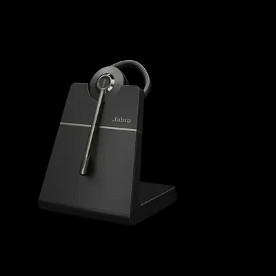 Jabra Engage 55 SE Convertible, моно гарнитура с подвесным крюком на сером подставке с логотипом Jabra на черном фоне.