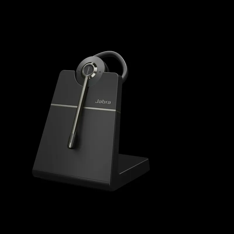 Jabra Engage 55 SE Convertible, моно гарнитура с подвесным крюком на сером подставке с логотипом Jabra на черном фоне.
