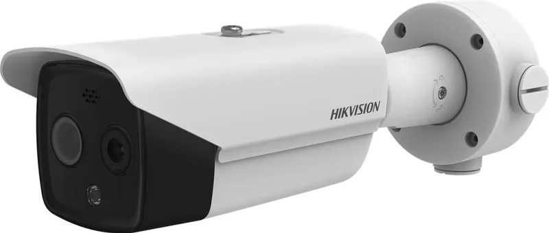 Caméra de sécurité Hikvision DS-2TD2617-10/QA, fixée sur un support mural, affichant le panneau avant noir avec deux