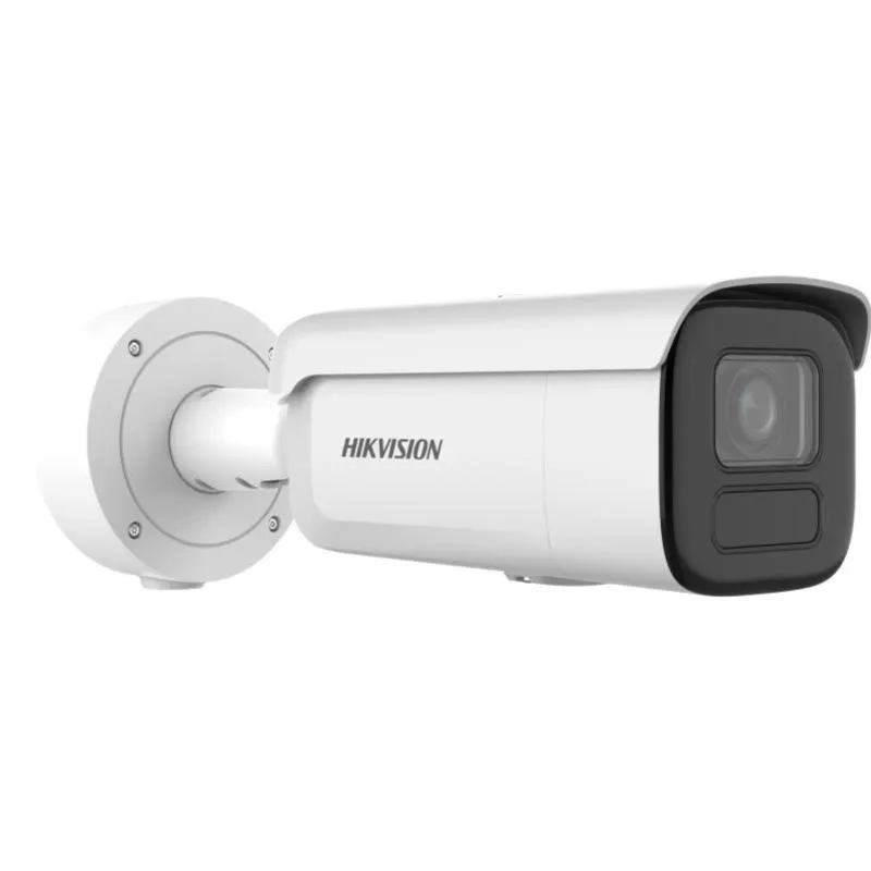 Weiße Hikvision DS-2CD2686G2H-IZS(eF) 8MP IP-Bullet-Kamera mit Darkfighter-Technologie seitlich auf rundem Wandhalter