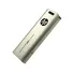 Chiavetta USB HP x796w 128GB in metallo argento con logo visibile, connettore USB nero e foro per laccetto, posizionata in