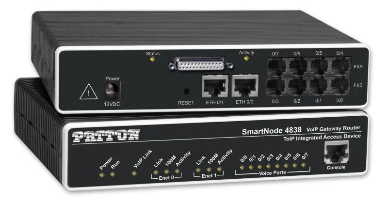 Patton SmartNode 4838, dispositivo VoIP con 8 puertos FXS y V.35, vistas frontal y trasera con conectores Ethernet, voz y