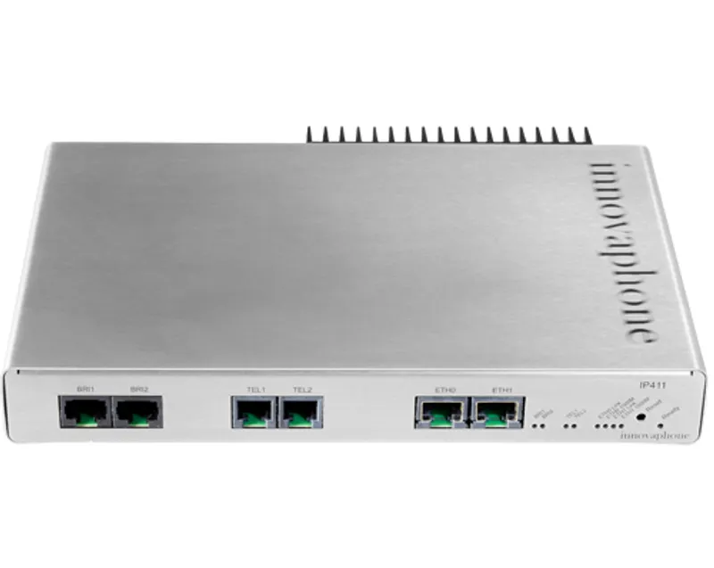 Passerelle VoIP innovaphone IP411 en vue 3/4 montrant ports Ethernet BRI1 BRI2 TEL1 TEL2 ETH0 ETH1 et voyants d’état sur