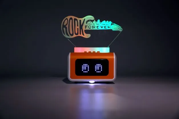 MatataStudio VinciBot ab 8 Jahren - neu, robot naranja y blanco con pantalla negra y ojos LED blancos, montado sobre base