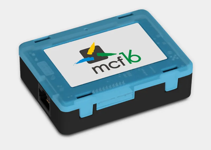 LoRa MCF88 интерфейс Modbus-RS485 в LoRaWAN с прозрачной синей крышкой и портом Ethernet для промышленной автоматизации.