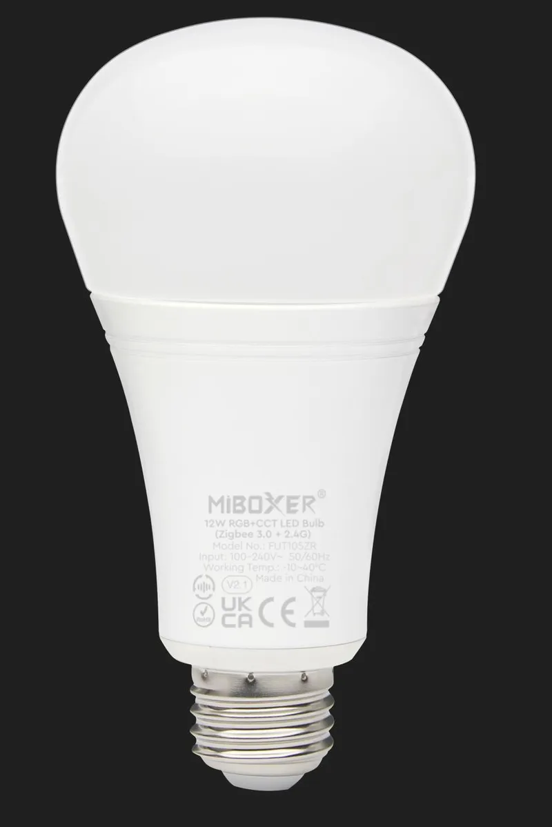 Weiße MiBoxer FUT105ZR LED-Lampe 12W RGB-CCT mit Zigbee 3.0 und E27-Sockel auf schwarzem Hintergrund stehend.