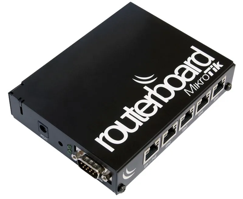 Carcasa metálica negra RB450 MikroTik para routerboard con puertos Ethernet, serial DB9, entrada PEXT y LEDs en uso interior.
