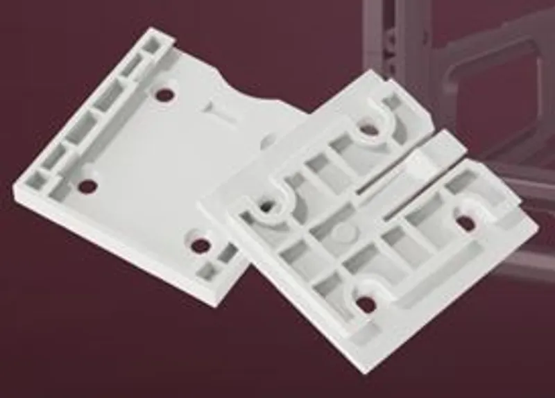 MikroTik 10" Dual Rackmount-Kit für CSS318-16G-2S+IN zwei weiße Kunststoff-Montagewinkel mit Versteifungsrippen und