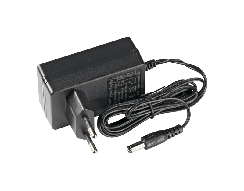 MikroTik Netzteil 24V 1,2A mit geradem Eurostecker schwarzes Netzteil mit gewickeltem Kabel und Hohlstecker auf weißem