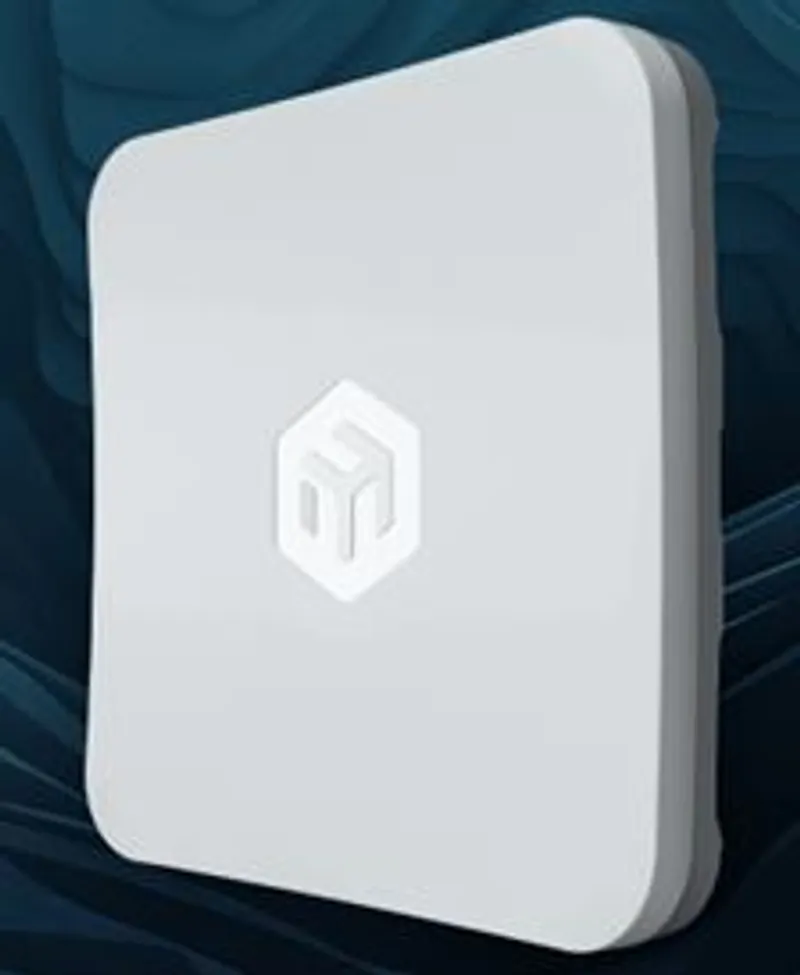 Routeur MikroTik SXT sq 5 ax avec antenne 15dBi 5GHz et PoE, boîtier blanc carré aux angles arrondis et logo hexagonal