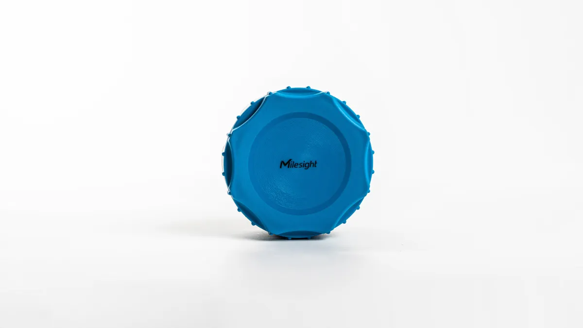 Sensore radar Milesight EM410-RDL-868M per misurazione distanza e livello, dispositivo circolare blu con logo centrale in Sensore radar Milesight EM410-RDL-868M per misurazione distanza e livello, dispositivo circolare blu con logo centrale in