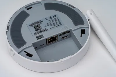 UG63-868M-PoE Splitter V2, parte inferior de gateway LoRaWAN® circular con puerto Ethernet, USB, entrada DC, botón reset y UG63-868M-PoE Splitter V2, parte inferior de gateway LoRaWAN® circular con puerto Ethernet, USB, entrada DC, botón reset y
