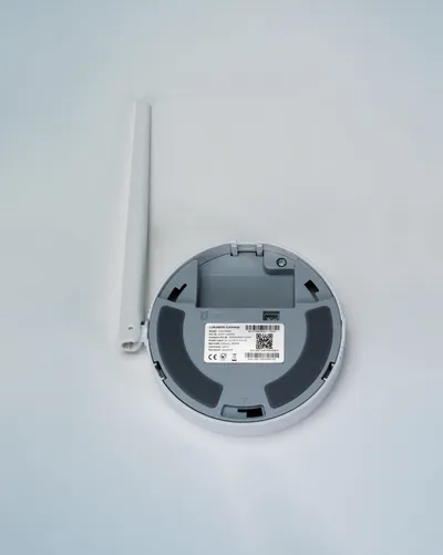 Puerta de enlace IoT LoRaWAN® Milesight UG63-868M-PoE Splitter V2 vista trasera con placa de montaje, etiqueta con QR y Puerta de enlace IoT LoRaWAN® Milesight UG63-868M-PoE Splitter V2 vista trasera con placa de montaje, etiqueta con QR y