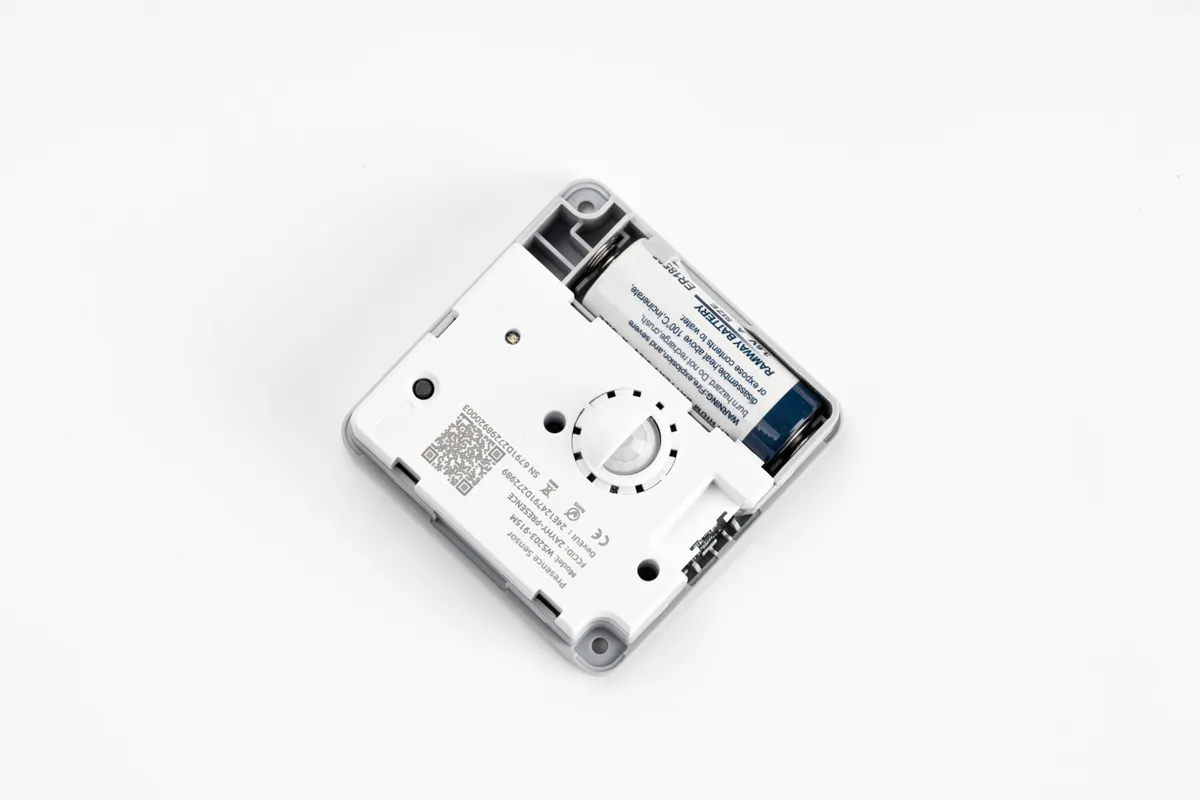 Sensor IoT Milesight WS203-868M con tapa abierta mostrando batería, dial de ajuste y componentes internos para monitoreo de Sensor IoT Milesight WS203-868M con tapa abierta mostrando batería, dial de ajuste y componentes internos para monitoreo de