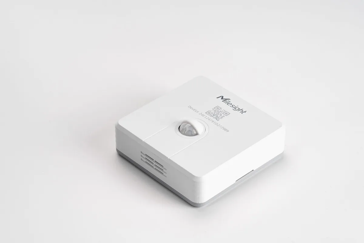 Sensor IoT Milesight WS203-868M para detección de movimiento y temperatura en vista superior con logo, código QR y ranuras Sensor IoT Milesight WS203-868M para detección de movimiento y temperatura en vista superior con logo, código QR y ranuras
