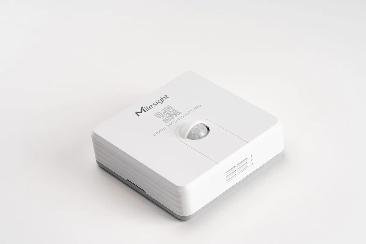 Sensor IoT Milesight WS203-868M de movimiento y temperatura con domo PIR, código QR y logo sobre superficie blanca. Sensor IoT Milesight WS203-868M de movimiento y temperatura con domo PIR, código QR y logo sobre superficie blanca.