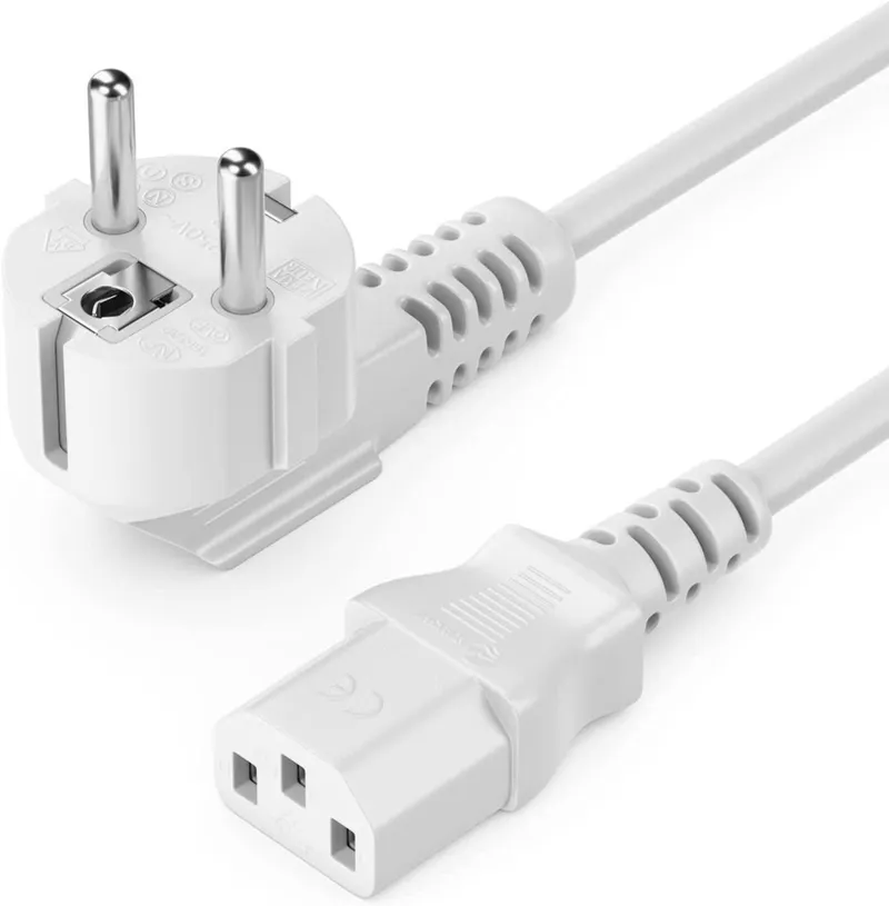 Kaltgerätekabel mit gewinkeltem Schukostecker und C13-Kupplung in Weiß diagonal auf weißem Hintergrund ausgelegt.