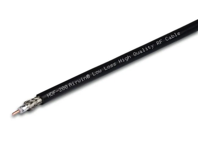 Low Loss HF Koaxialkabel HDF-200 Airwin® mit sichtbarem Kupferleiter und Metallgeflecht auf weißem Hintergrund.