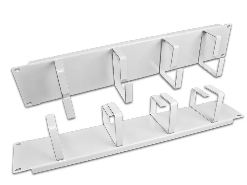Panneau de gestion de câbles 19" 2HE avec 4 anneaux métalliques gris, monté sur flanges avec trous de vis, organisé en