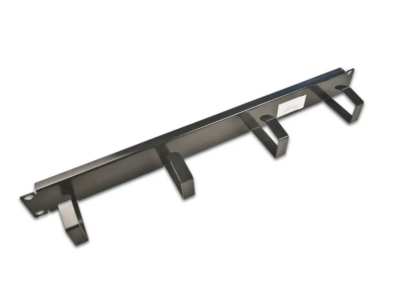 19-Zoll 1HE Kabelführungspanel mit 4 Metallringen, schwarz, montiert in einem Rack zur Kabelorganisation gezeigt.
