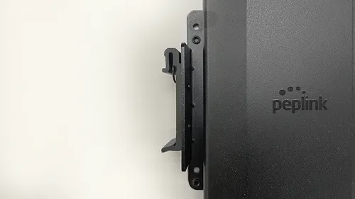 DIN-Schienenhalterung für BR1 Mini und AP One Rugged, seitliche Ansicht des schwarzen Metallgehäuses mit Peplink-Logo und