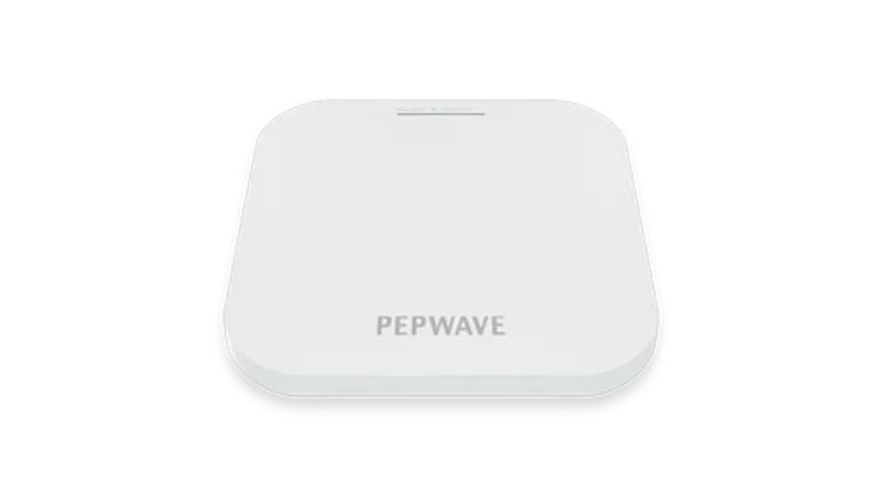 AP One AX, dispositivo di rete bianco quadrato con angoli arrotondati, logo Pepwave e LED superiore su sfondo neutro.