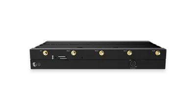 Peplink Balance 310X сзади с пятью SMA-разъёмами, USB-портом, заземлением и входом питания для сетевой инфраструктуры.