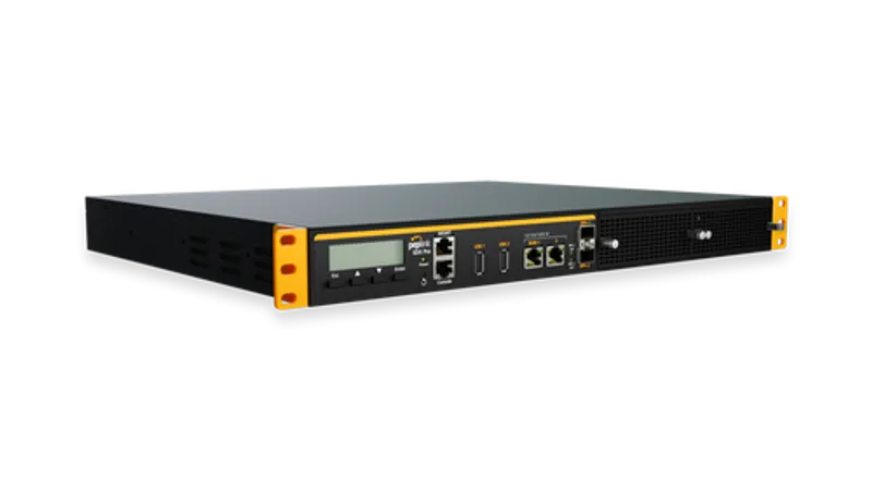 Balance SDX Pro, dispositivo di rete montabile in rack con schermo LCD, porte Ethernet e slot SFP+ visibili in primo piano.
