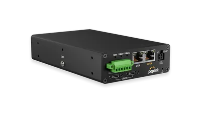 MAX Transit Duo Pro, чёрное сетевое устройство с разъёмами LAN/WAN, USB-C/A, питанием и крепёжными отверстиями на белом фоне.