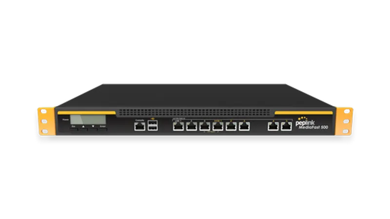 Черное сетевое устройство Peplink MediaFast 500 с желтыми креплениями, передней панелью с дисплеем и портами, установленное