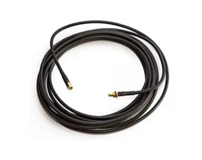 CAB-094 10m Single HDF-195 Low Loss Kabel SMA(m) zu SMA(f), schwarzes Koaxialkabel mit goldenen Steckern auf weißem CAB-094 10m Single HDF-195 Low Loss Kabel SMA(m) zu SMA(f), schwarzes Koaxialkabel mit goldenen Steckern auf weißem