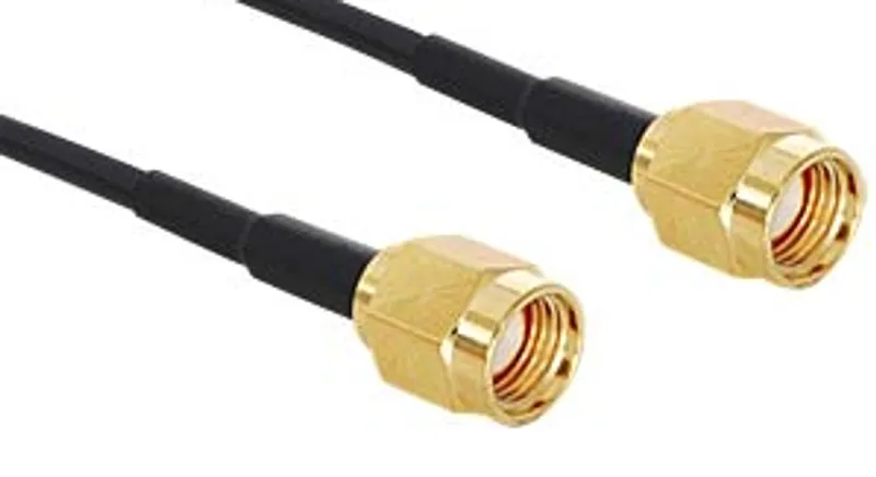Poynting A-CAB-160 câble coaxial noir avec connecteurs RP-SMA mâles dorés sur fond blanc.