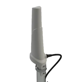 Antena Poynting A-OMNI-0280-08-V1 blanca montada en mástil gris con cable negro conectado, vista lateral derecha.