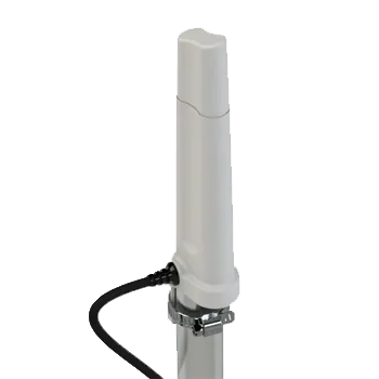 Antena Poynting A-OMNI-0280-08-V1 blanca con cable SMA macho de 2 metros, montada en poste metálico vertical.