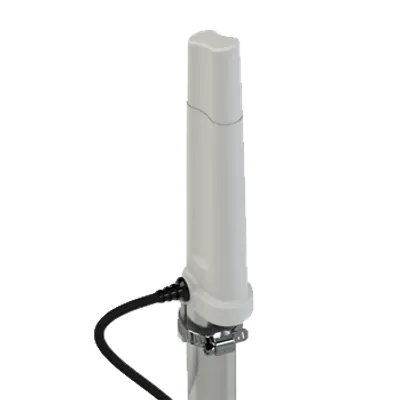 Poynting A-OMNI-0280-08-V1 LTE Antenne weiß mit SMA-Anschluss montiert auf Metallstange im Freien