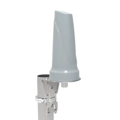 Graue Poynting A-OMNI-0706-V1-01 Wi-Fi-Antenne mit konischer Form auf weißem Halterungsklammern an Mast montiert. Graue Poynting A-OMNI-0706-V1-01 Wi-Fi-Antenne mit konischer Form auf weißem Halterungsklammern an Mast montiert.