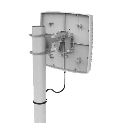 Poynting A-PATCH-026 RFID-Antenne mit 8,7 dBi an grauem Mast montiert, 1-Meter-Kabel nach unten geführt.