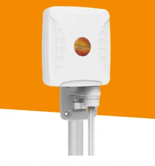 Poynting A-XPOL-0001-V2-21, antenne 5G/LTE blanche montée sur poteau argenté avec câble blanc, fond orange.